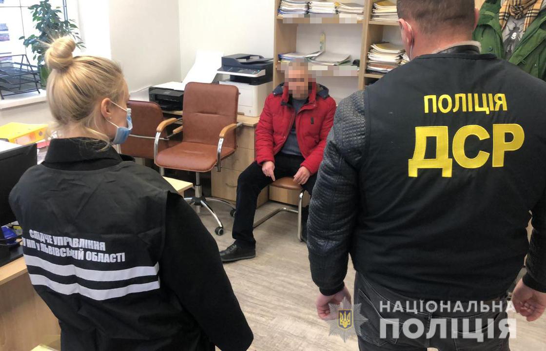 На Львівщині чиновника спіймали на хабарі в тисячу доларів