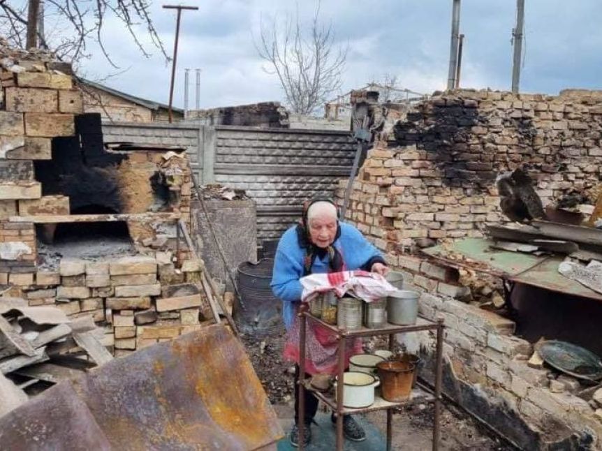 Не треба хникати, треба вперед. Бабуся, яка напекла пасок в зруйнованій печі, пережила вже другу окупацію