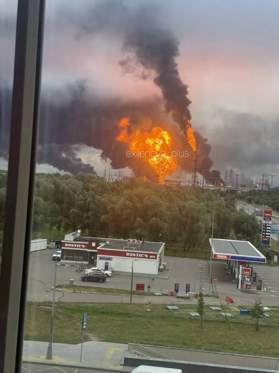 Московський НПЗ атакували дрони: спалахнула масштабна пожежа (відео)