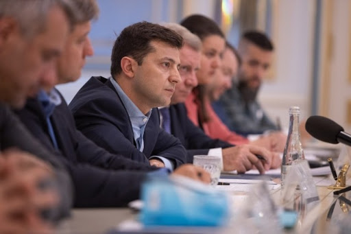 Зеленський доручив припинити авіасполучення з Білоруссю