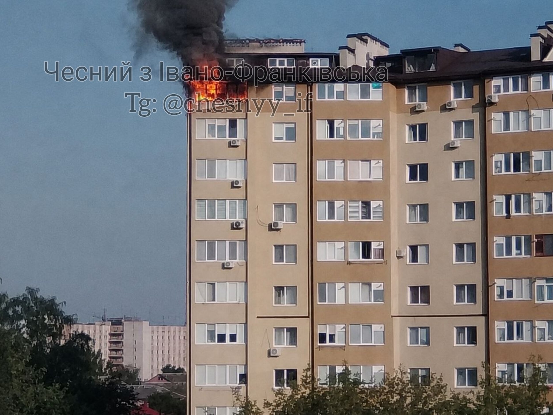 В Івано-Франківську горить багатоповерхівка: з'явилося перше фото