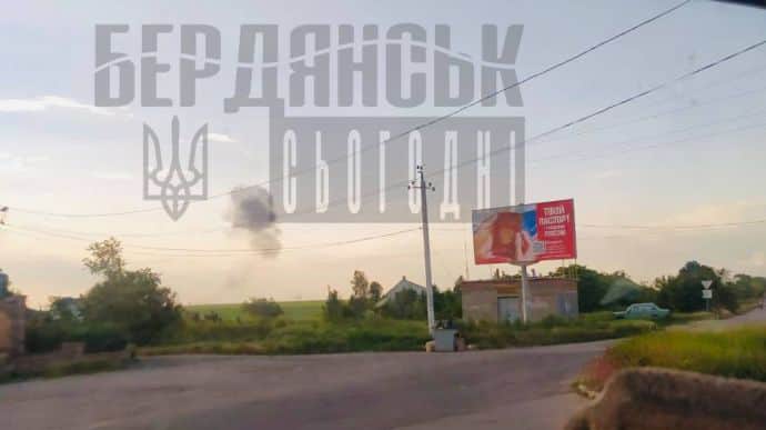 В окупованому Бердянську пролунали гучні вибухи. Росіяни тікають