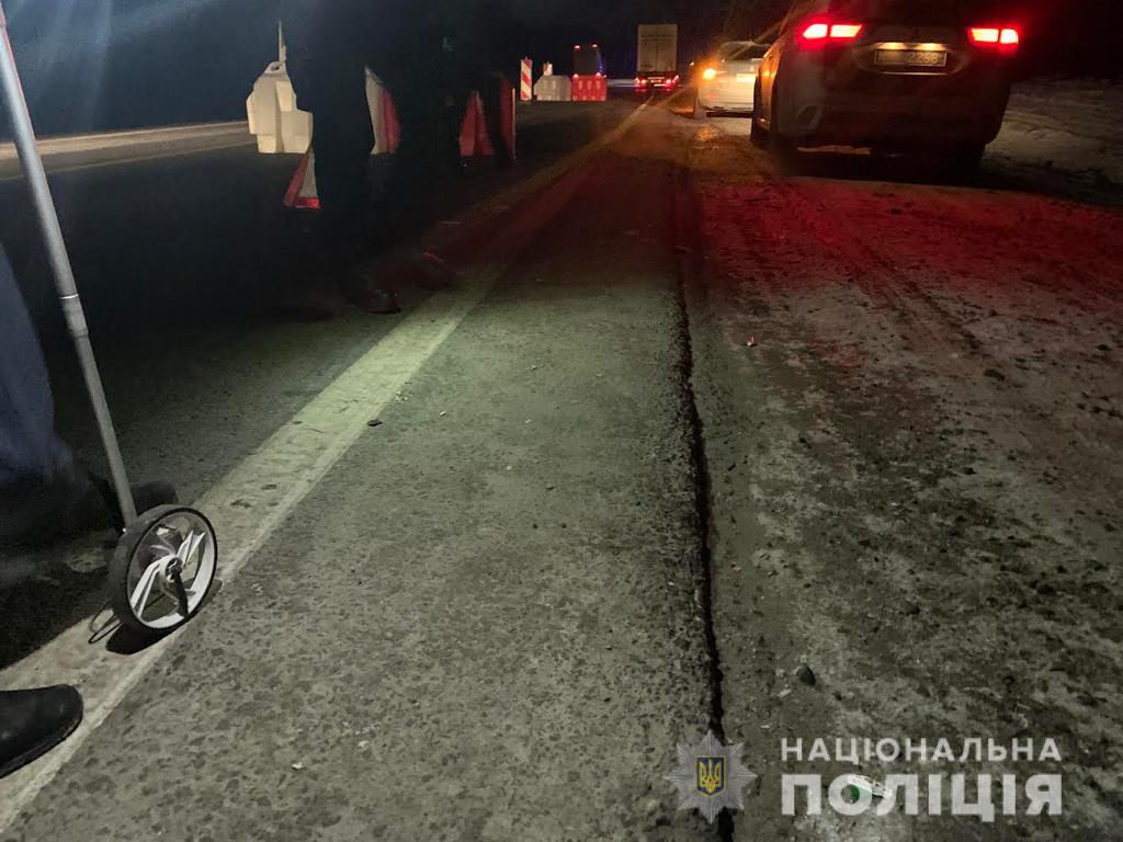 На Львівщині вантажівка збила молодих людей: хлопець загинув, дівчина – в реанімації
