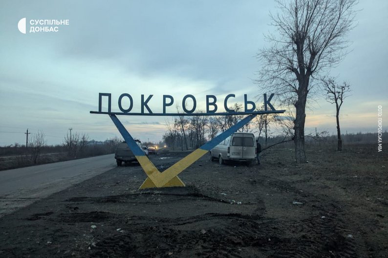 На в'їзді у Покровськ відновили зруйновану обстрілом жовто-синю стелу (фото)