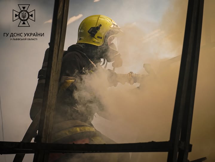 На Львівщині горів дерев'яний житловий будинок: загинув чоловік