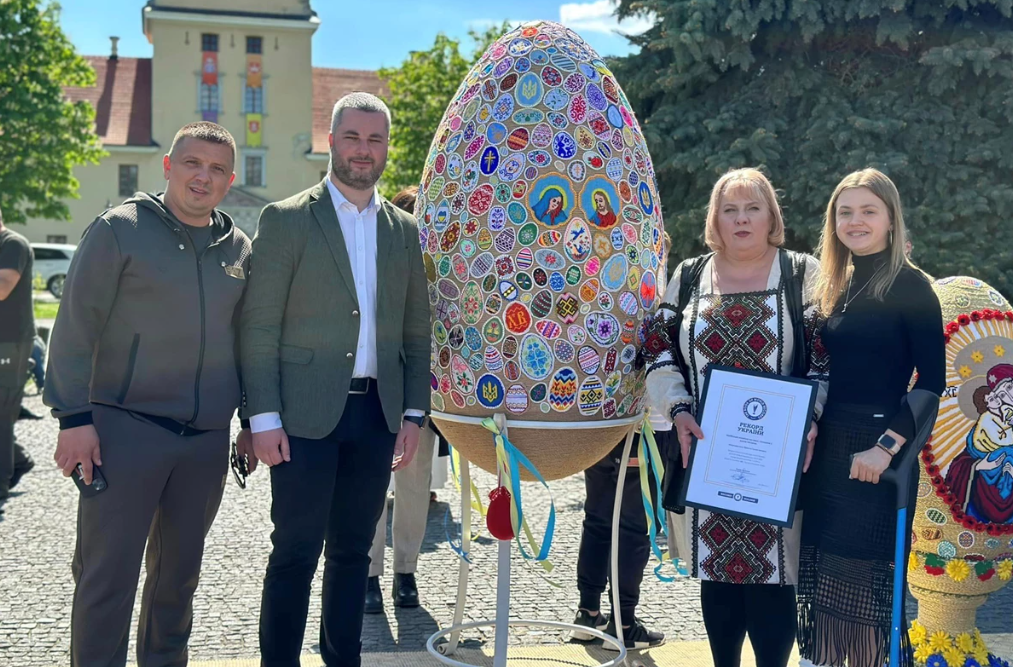 Рекорд України: на Львівщині встановили найбільшу мозаїчну писанку