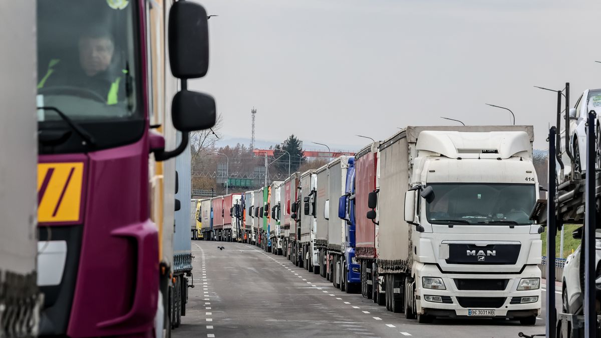 У Польщі стоять майже 3,5 тисячі вантажівок. Ситуація на кордоні