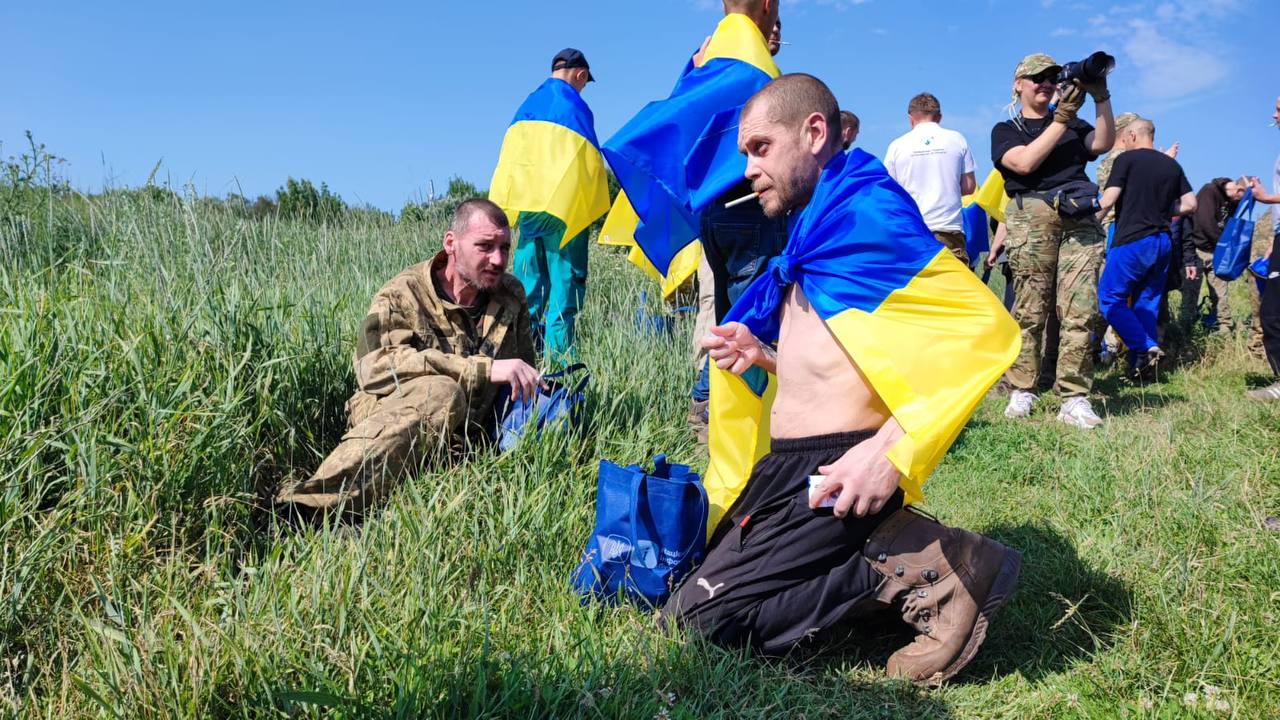 Захисники Бахмута і Маріуполя. Україна повернула з російського полону 45 бійців