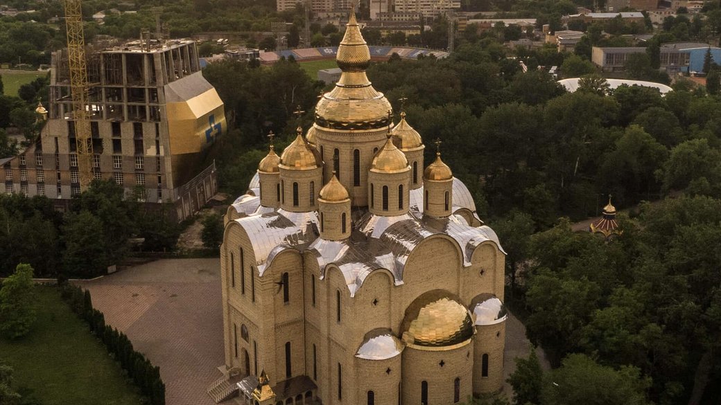 Мер Черкас запросив усіх містян до собору, який штурмують прихильники МП, помолитися українською