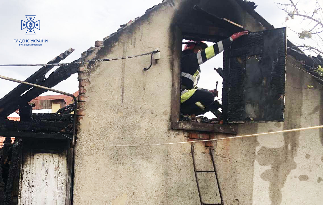 На Львівщині у пожежі заледве не загинули дві людини