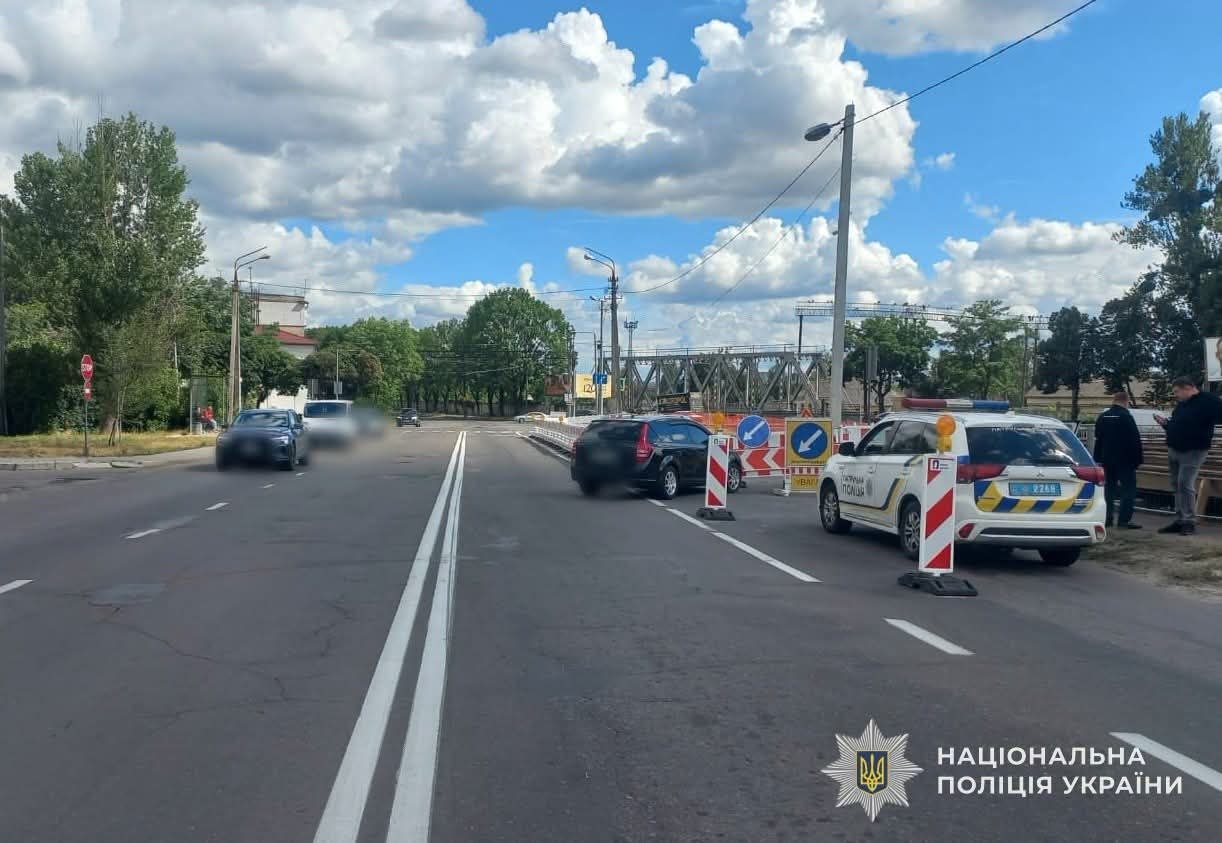 У Львові авто збило молоду жінку: фото з місця ДТП