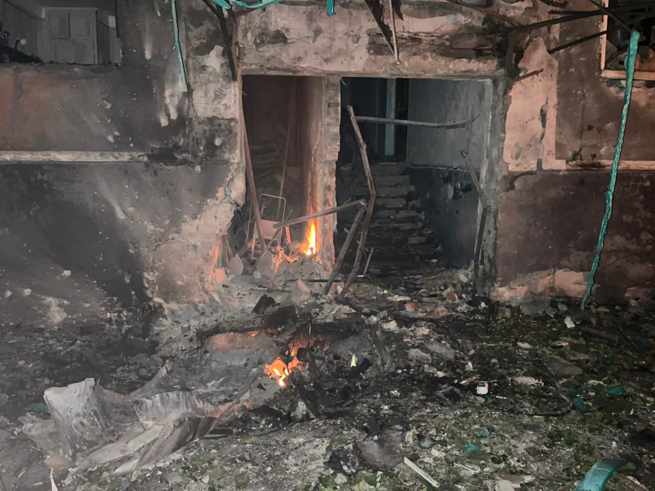 Російський дрон влучив у багатоповерхівку на Донеччині: є поранені (фото)