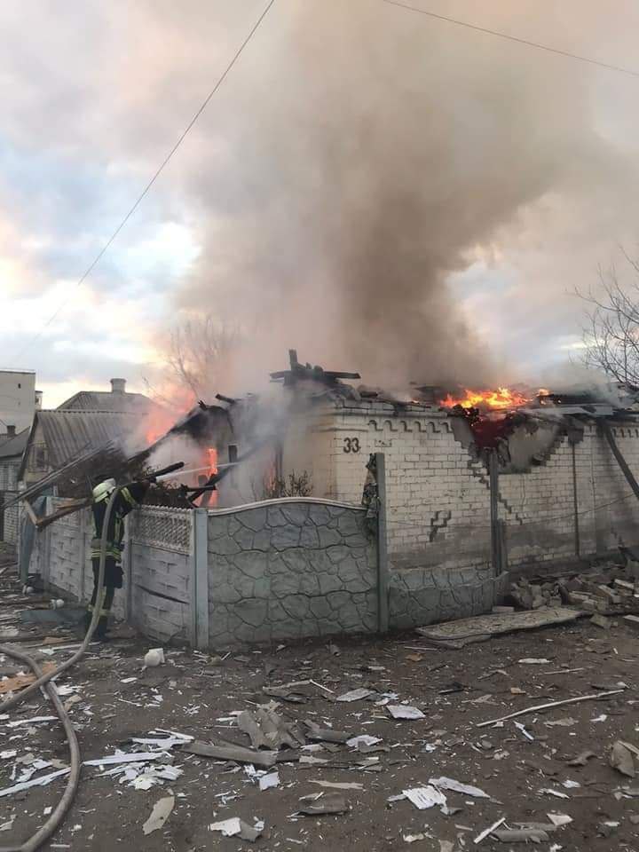 Російські загарбники обстріляли Рубіжне. Загорілися два житлові будинки