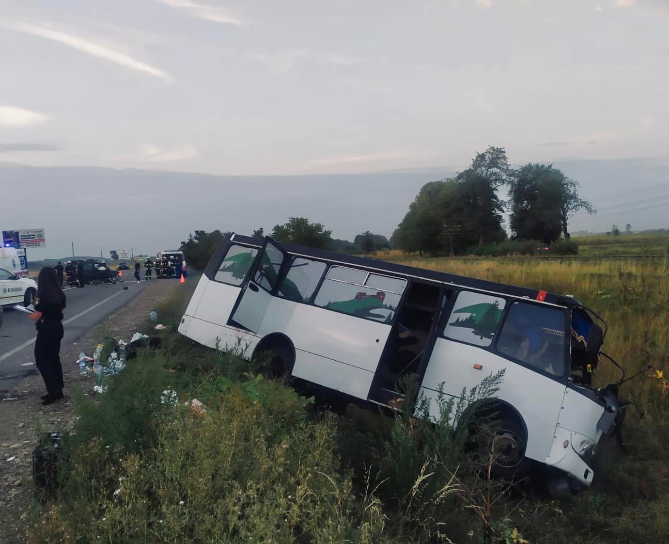 На Івано-Франківщині легковик врізався в автобус з людьми. Є загиблий та постраждалі