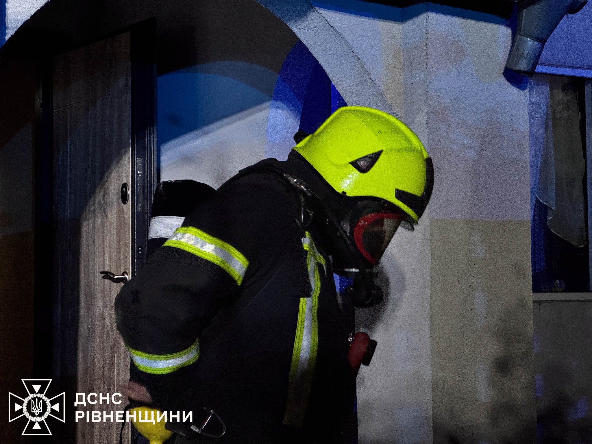 Вночі у Рівному горів будинок: фото з пожежі