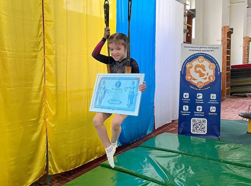 5-річна гімнастка з Львівщини встановила рекорд України з висіння на кільцях