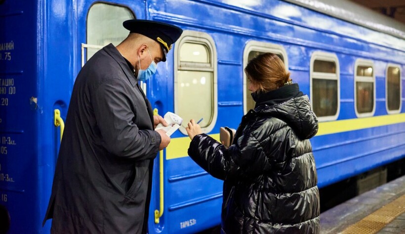 Через відсутність ковід-сертифікатів до поїздів за пів доби не впустили майже 20 пасажирів