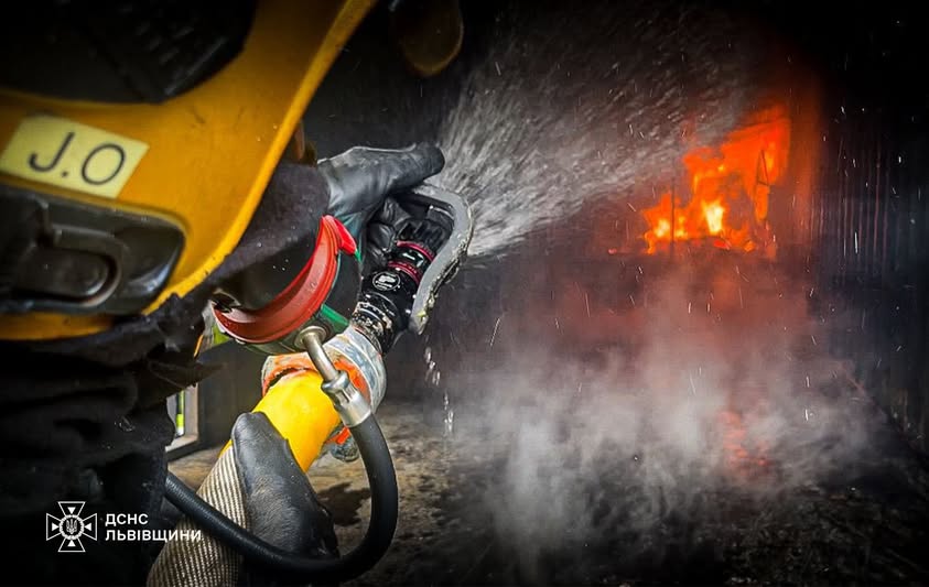 На Львівщині горів будинок: полум'я забрало життя чоловіка