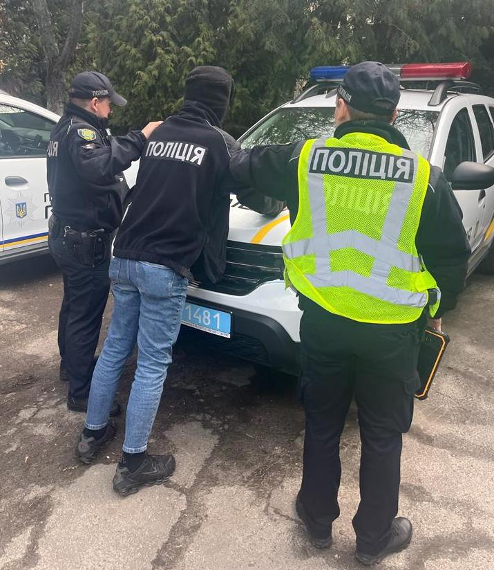 У Львові псевдополіцейський поцупив скриньку із пожертвами для ЗСУ