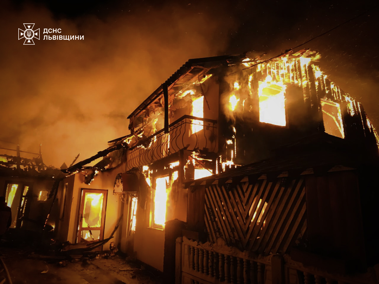 Масштабна пожежа сталася на Львівщині: вогонь ледь не знищив житловий будинок