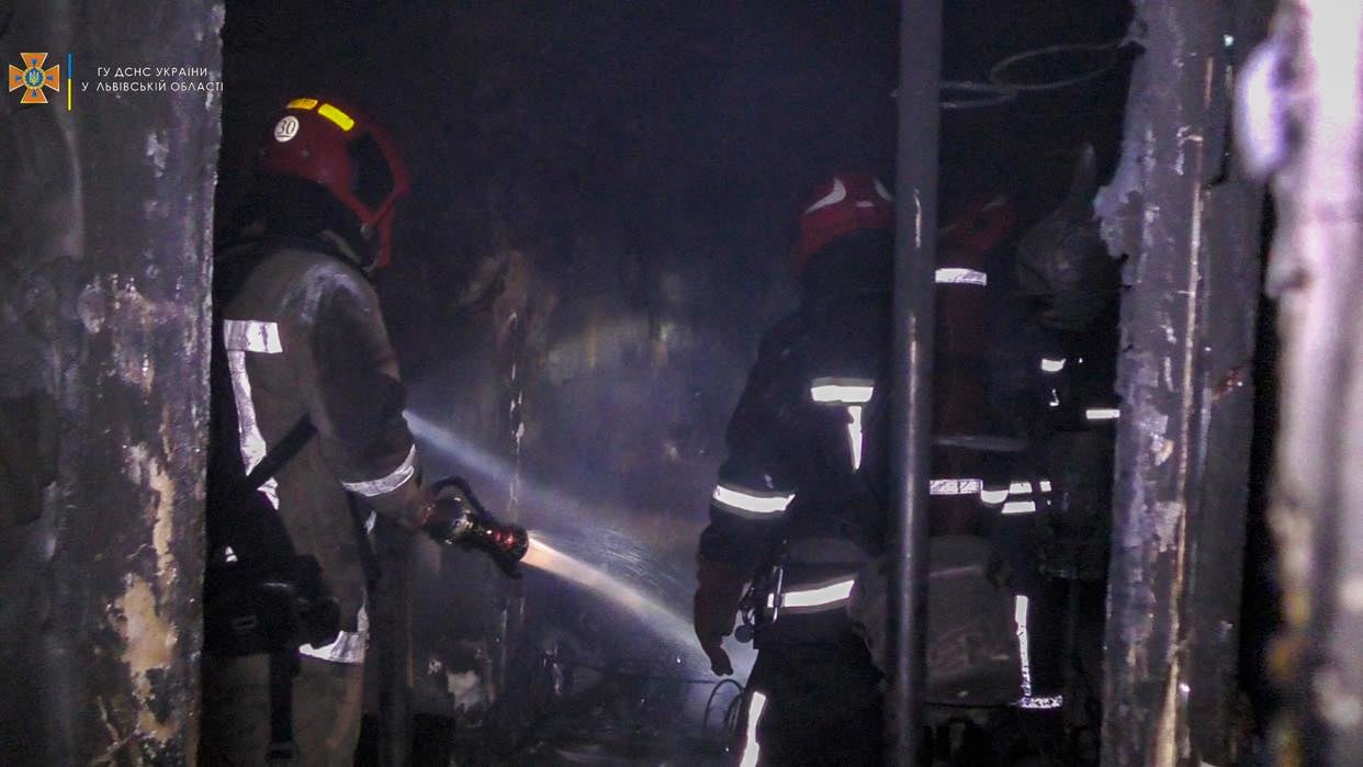 Львівські вогнеборці врятували 11 людей, одна жінка загинула