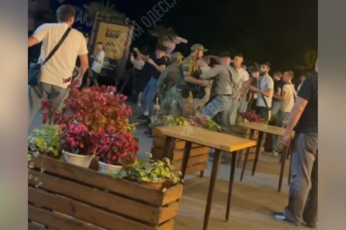 Масова бійка за участі чоловіків у формі в Одесі: у ТЦК пояснили ситуацію