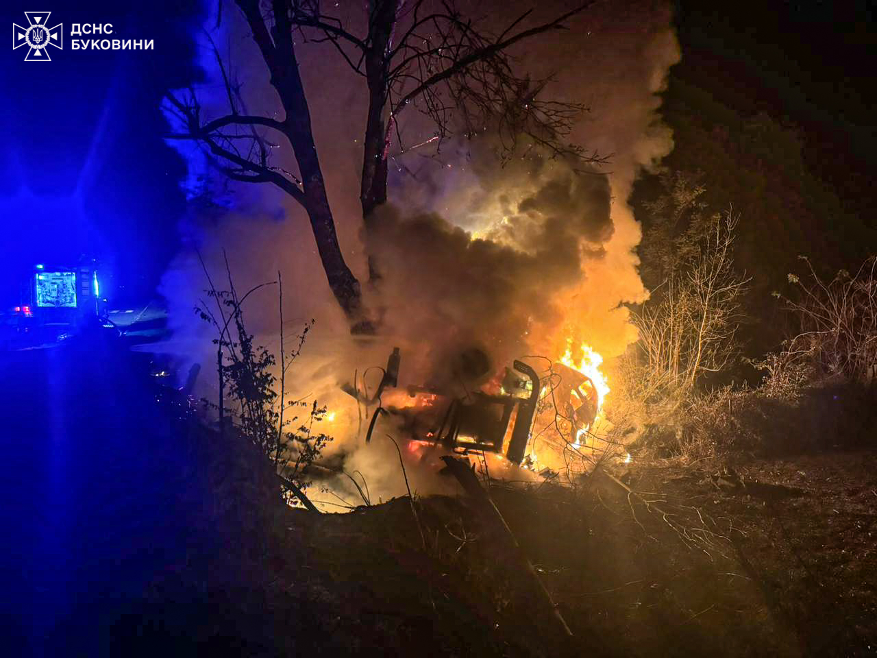 Вантажівка влетіла у легковик на Буковині: автівки згоріли вщент. Фото