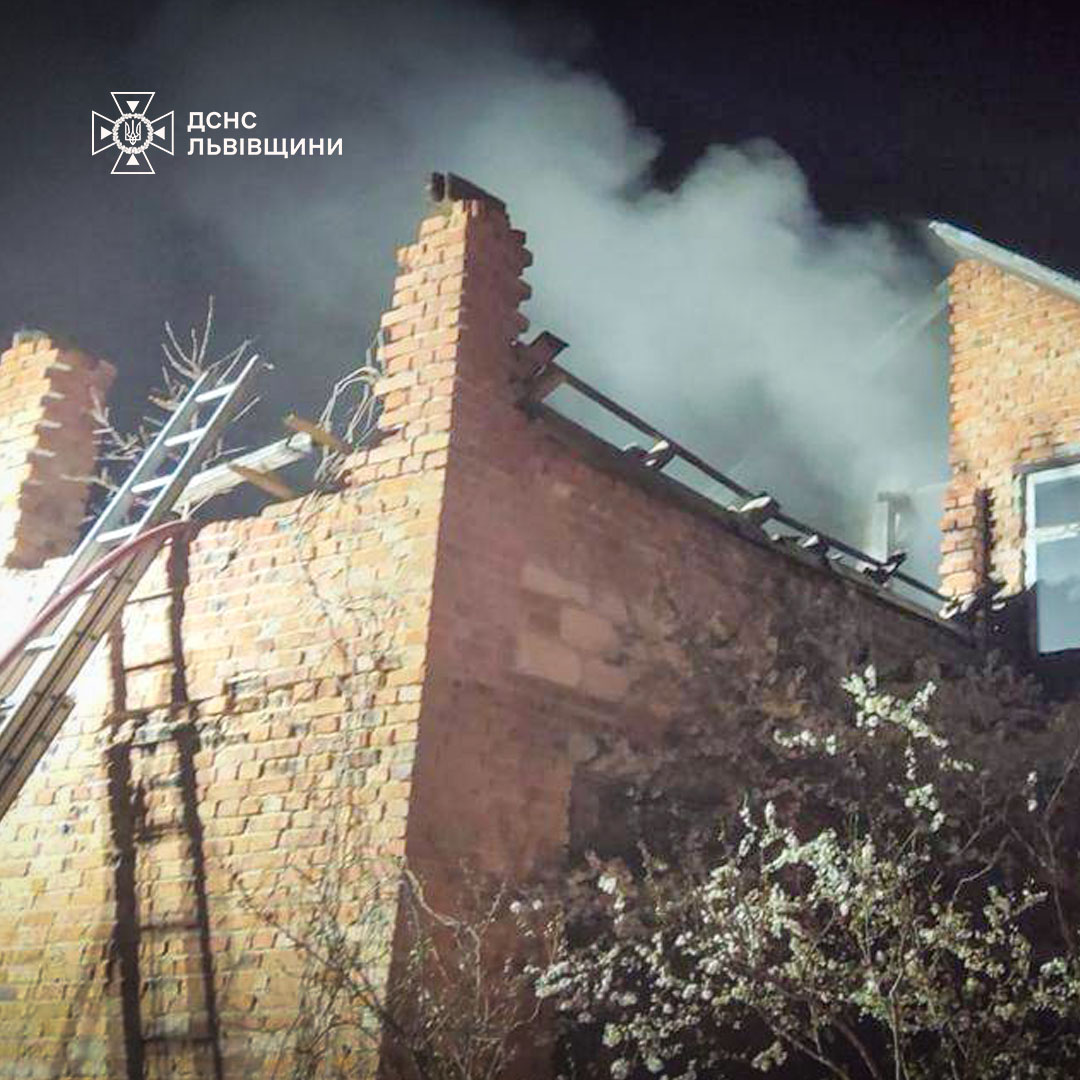 Вночі поблизу Львова горів будинок (фото)