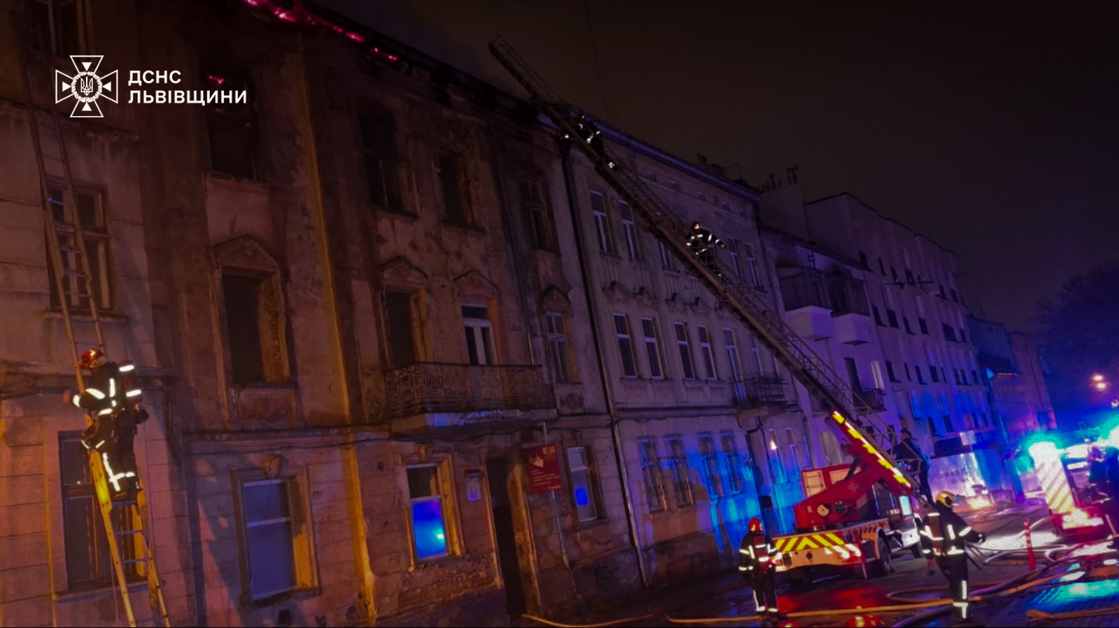Ранкова пожежа у Львові: вогнеборці врятували два житлові будинки