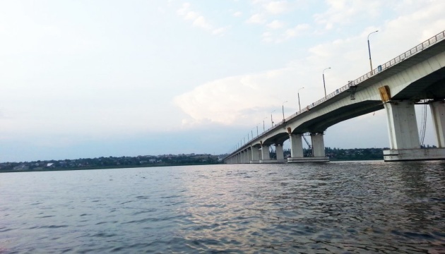 Українські військові обстріляли Антонівський міст. Окупанти переодягнулися у цивільних