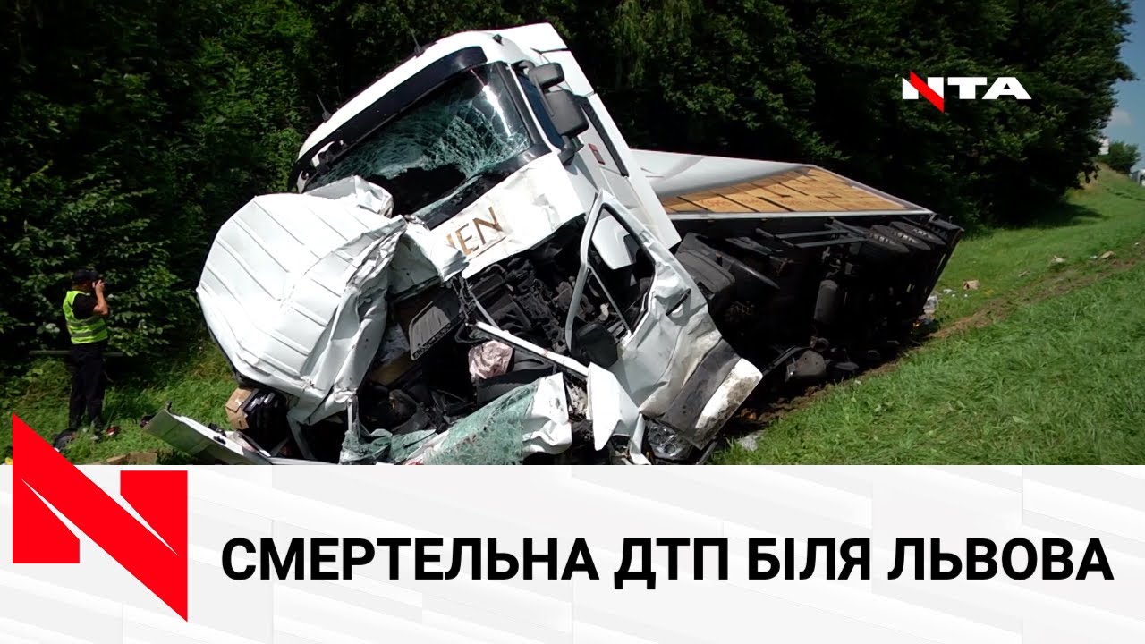 Водій фури протаранив мікроавтобус