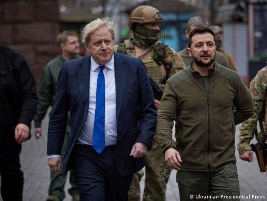 Росія продовжить артилерією знищувати українців. Війна триватиме до кінця 2023 року – Джонсон