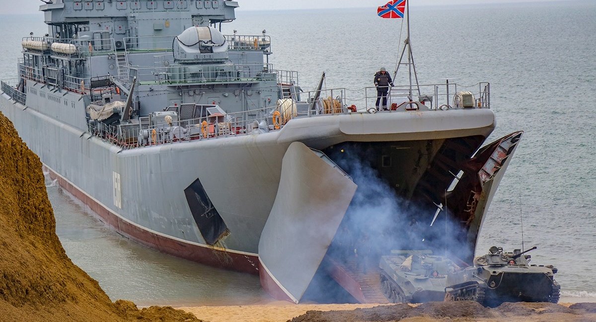 Шторм зменшує шанси на висадку: у Чорному морі - 7 великих десантних кораблів РФ