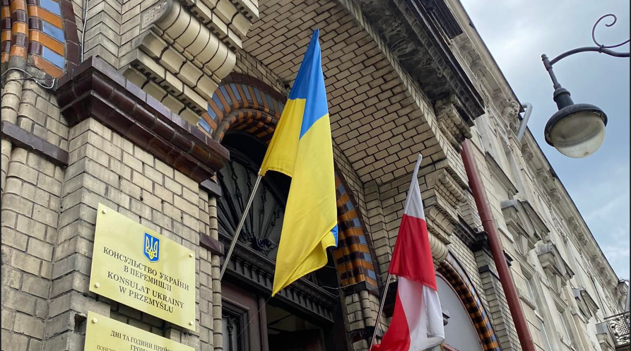 У Перемишлі затримали двох чоловіків за зрив українського прапора з консульства