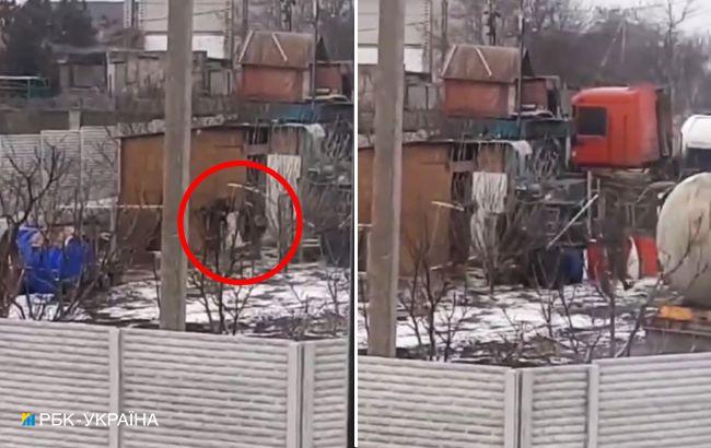 Росіяни «озброюються» палицями і крадуть курей з українських дворів. Відео