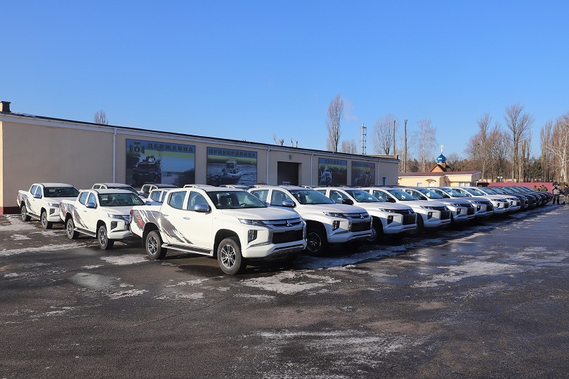 Українські прикордонники отримали 40 пікапів Mitsubishi від США