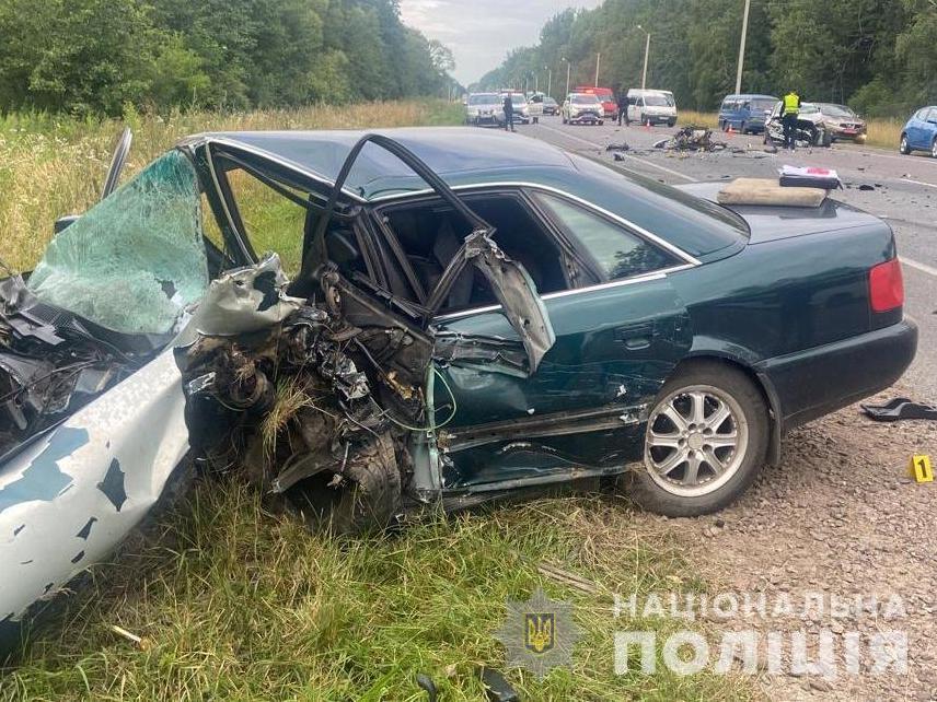 Біля Львова авто виїхало на зустрічну смугу, внаслідок ДТП загинув чоловік