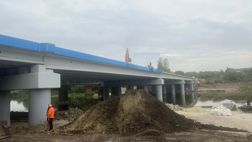 На Львівщині завершили частину будівництва мосту через річку Західний Буг