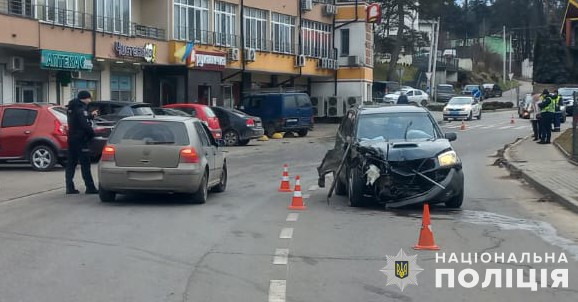 В'їхав у паркан, електроопору, авто: на Львівщині затримали нетверезого водія (фото)
