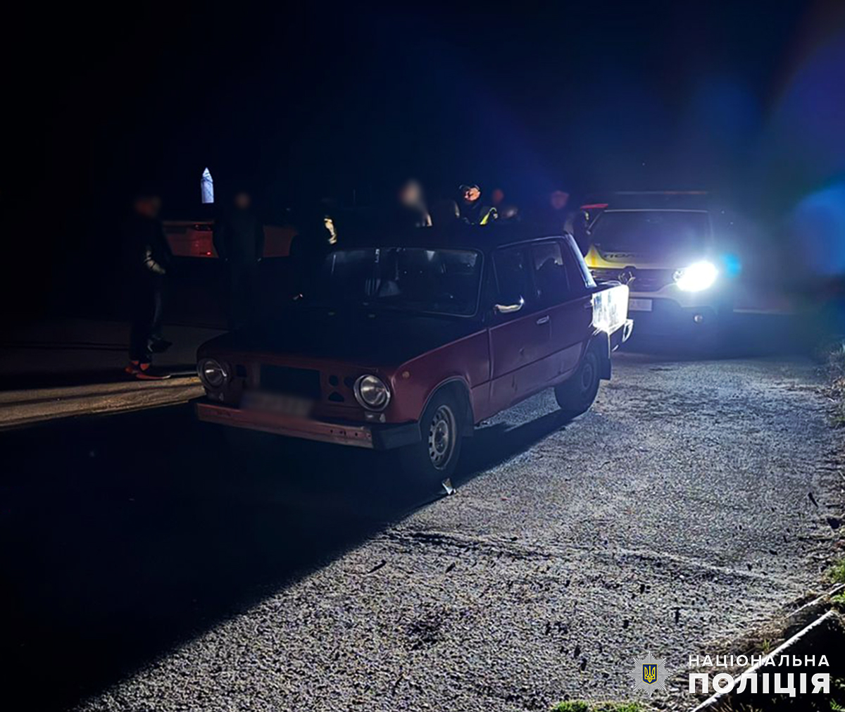 На Житомирщині чоловік через давні образи побив та заштовхав підлітка до багажника свого ВАЗ (фото)