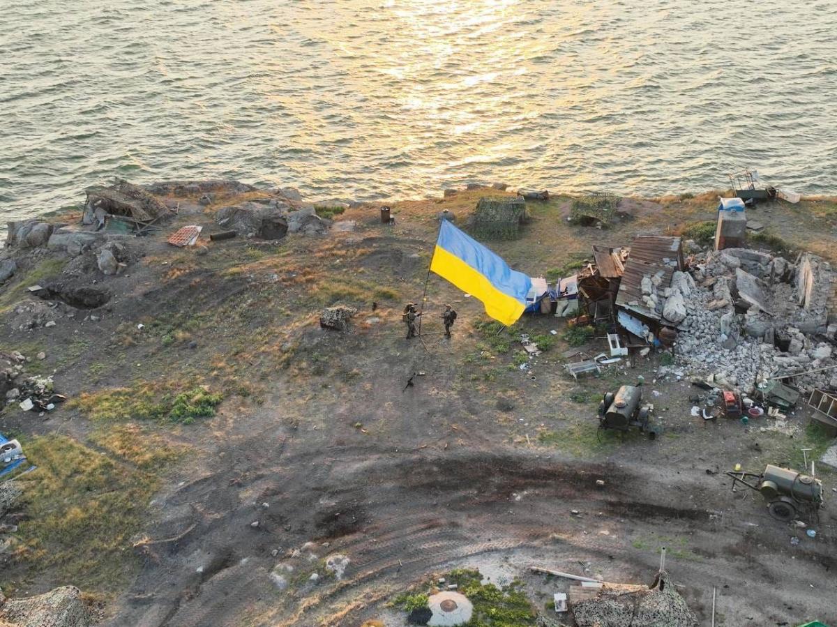 Росіяни продовжують бомбити острів Зміїний