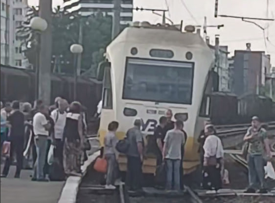 У Львові пасажири перекрили колію через переповнену електричку (відео)