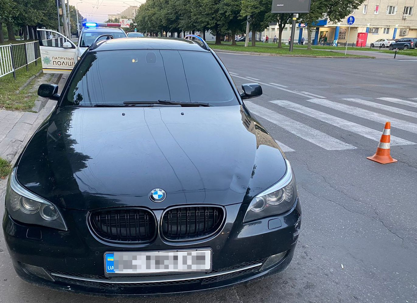 У Львові водій BMW збив жінку і двох малих дітей