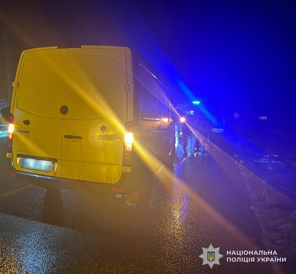 На Львівщині водій буса збив людину: фото з місця аварії