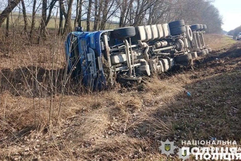 На Тернопільщині у вантажівки вибухнуло колесо і вона вилетіла в кювет (фото)