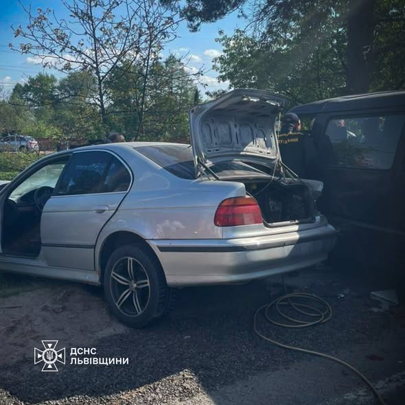 Потужна автотроща на Львівщині: як пораненого водія вирізали з авто (фото)