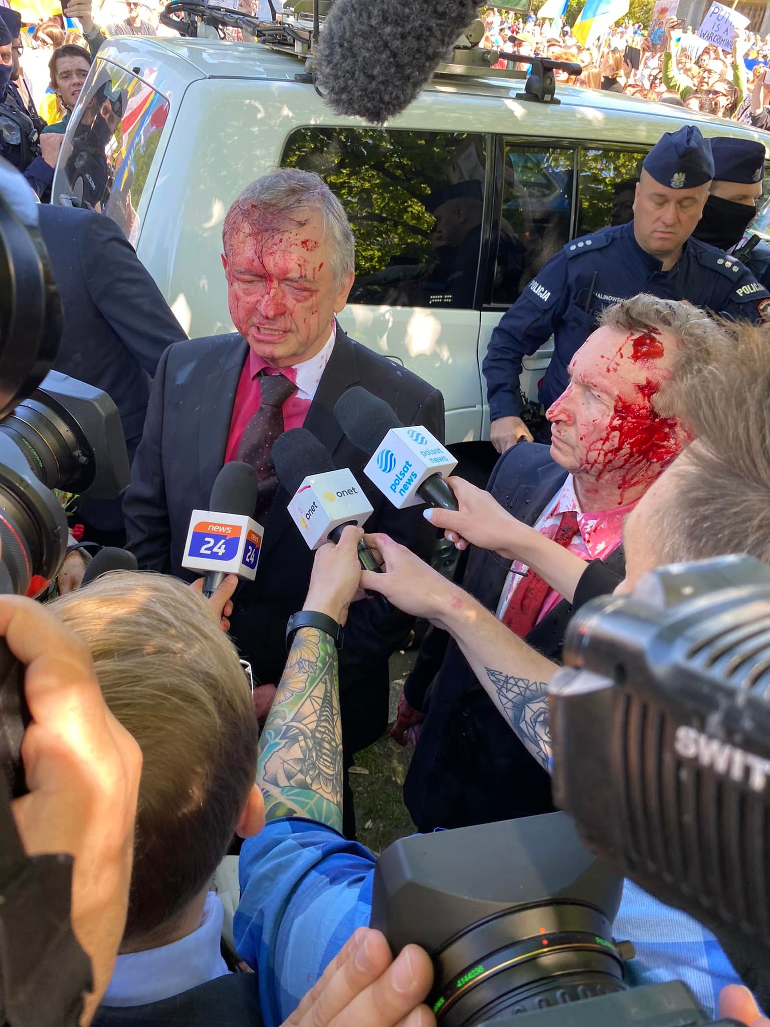 У Варшаві червоною фарбою облили посла РФ, який ішов покладати вінок