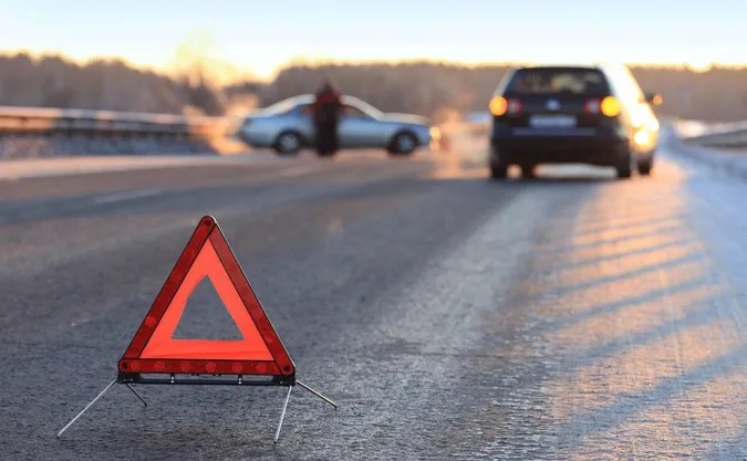 У Києві маршрутка протаранила дві поліцейські машини: відео моторошної аварії