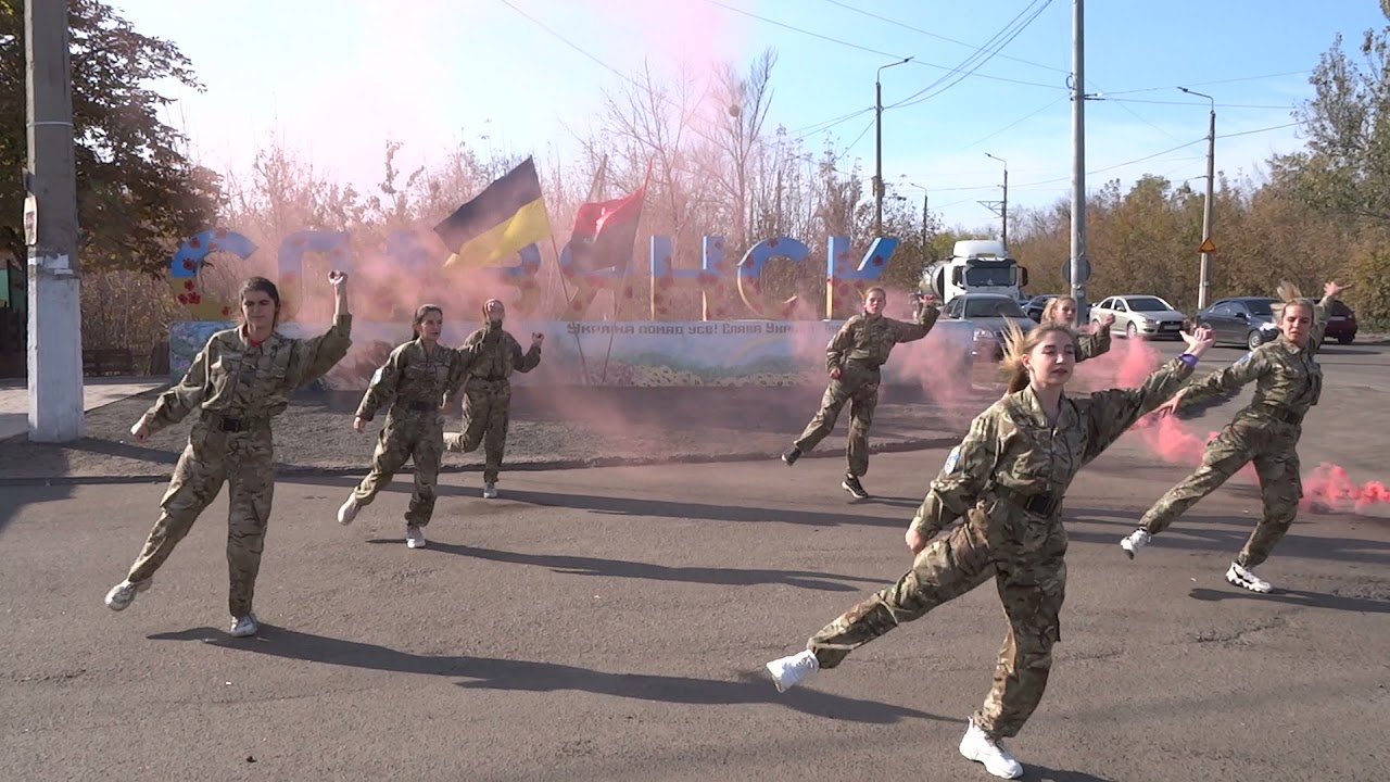 «Батько наш Бандера». На Донеччині доповнили танцями бандерівський флешмоб