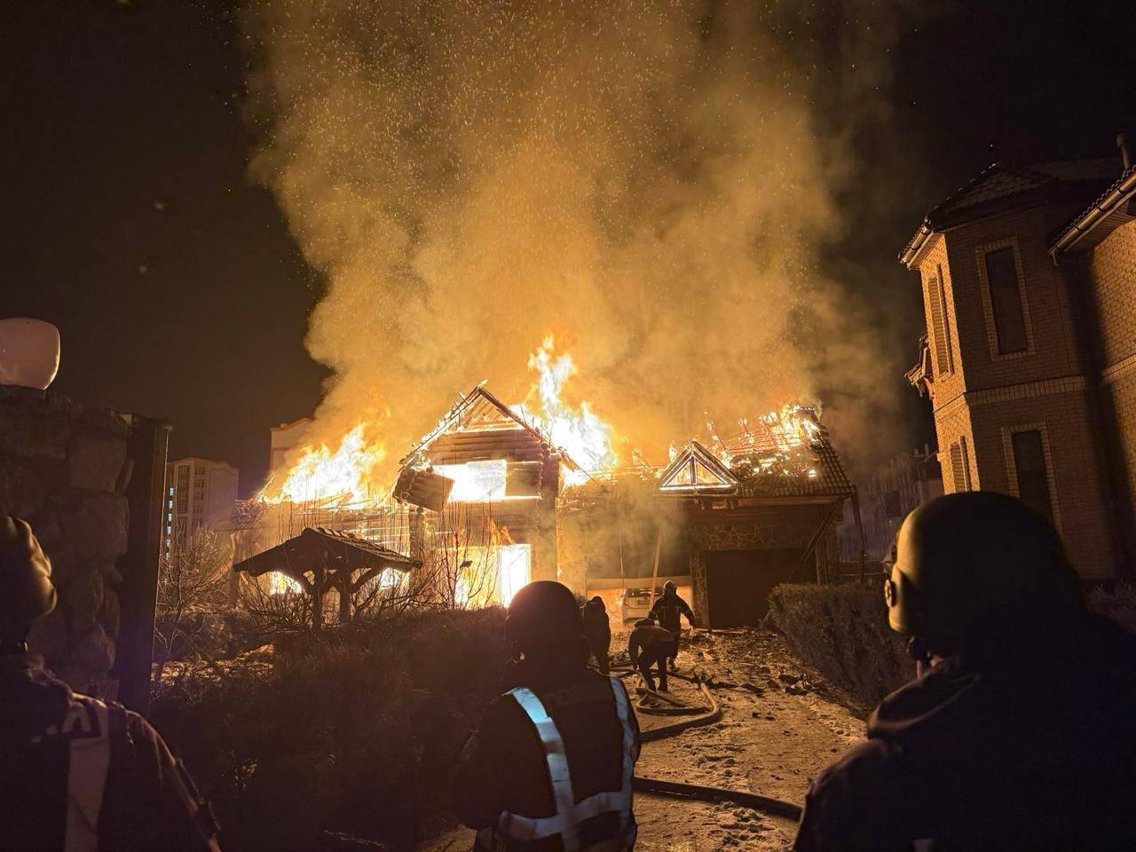 Ворожа атака на Київщину: постраждала 19-річна дівчина, горів приватний будинок (фото)
